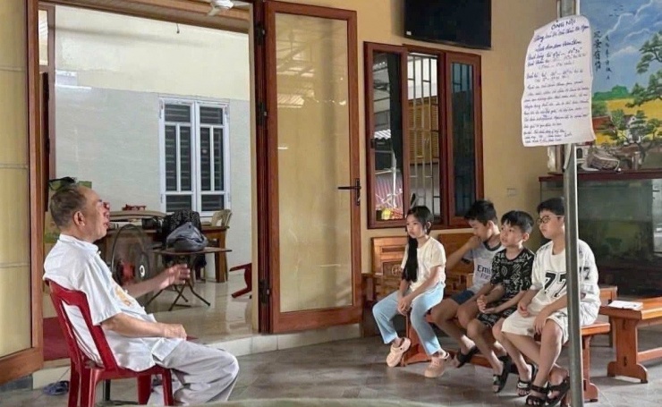 Ông nội phổ biến quy định dành cho “khối nghỉ hè”. Ảnh: NVCC