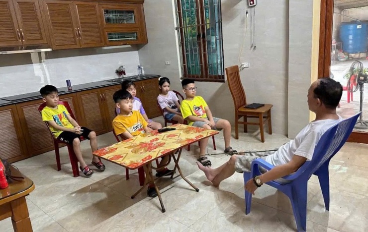 Năm 2024, ngay trong ngày đầu tiên các cháu về quê nghỉ hè, ông cũng tổ chức “họp mặt gấp để quán triệt tư tưởng”. Ảnh: NVCC