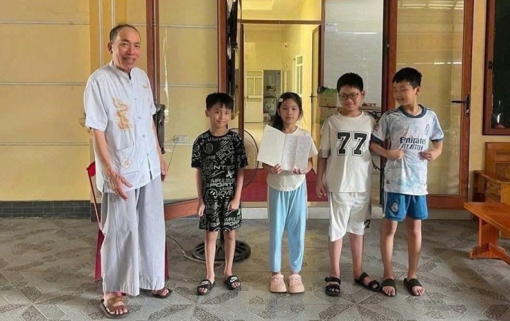 Ông nội gây sốt với cách khiến ‘khối nghỉ hè’ hạn chế điện thoại, chăm làm việc - 4
