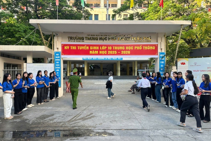 Hơn 11.000 thí sinh Đà Nẵng thi lớp 10 trong thời tiết nóng bức - 8