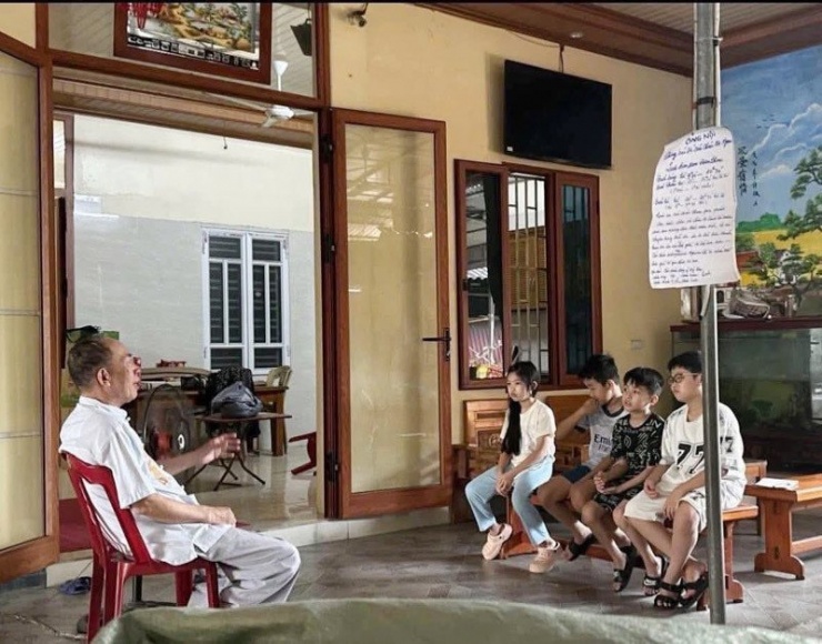 Ông Khính phổ biến nội quy cho các cháu. Ảnh: Ngọc Anh