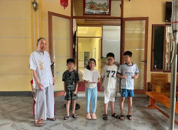 Cuốn sổ dành cho tổ trưởng ghi chép việc thực hiện nội quy của các thành viên. Ảnh: Ngọc Anh