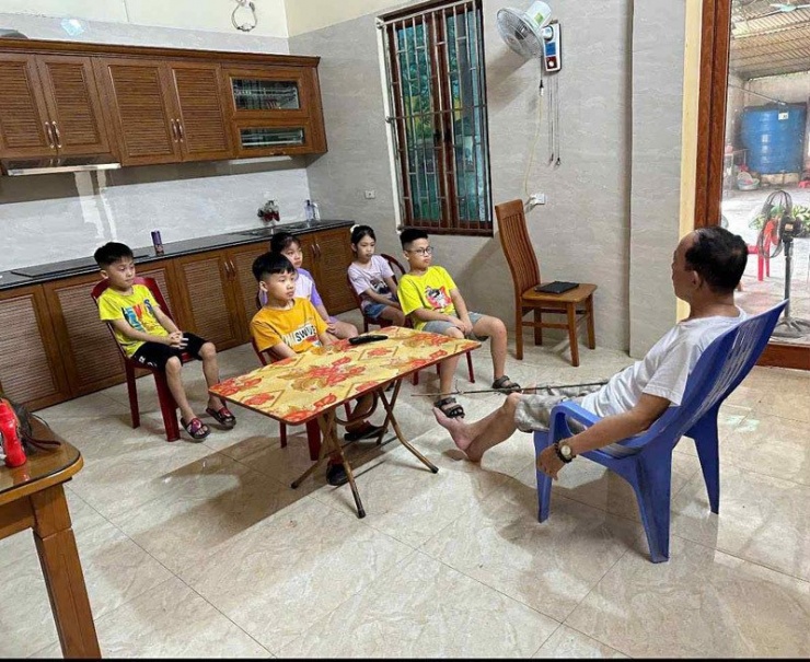 Hình ảnh ông Khính và đàn cháu trong kỳ nghỉ hè năm 2024. Ảnh: Ngọc Anh