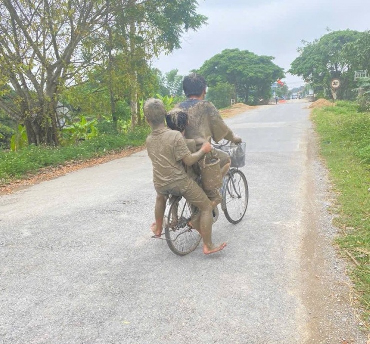 Con trai chị Xuân ngồi ở giữa. Ảnh: NVCC