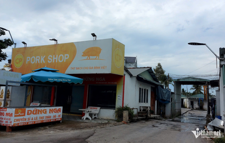 Bên ngoài cơ sở giết mổ heo gia công cho C.P. Việt Nam tại tỉnh Hậu Giang.
