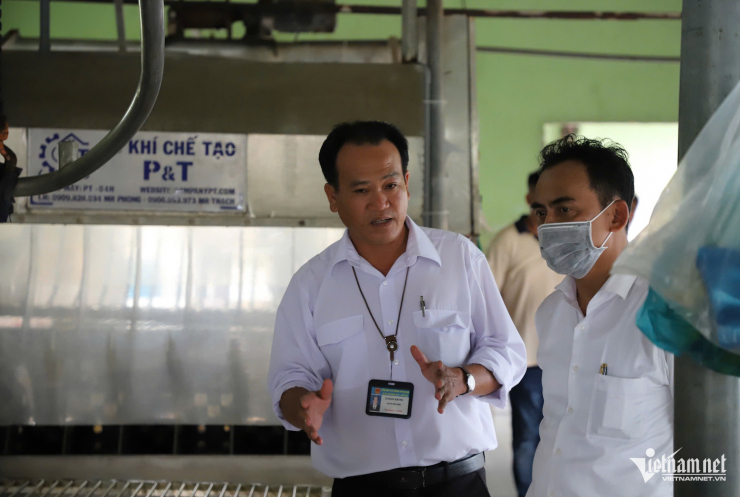Cơ quan chức năng đi kiểm tra từng khu vực trong khu giết mổ.