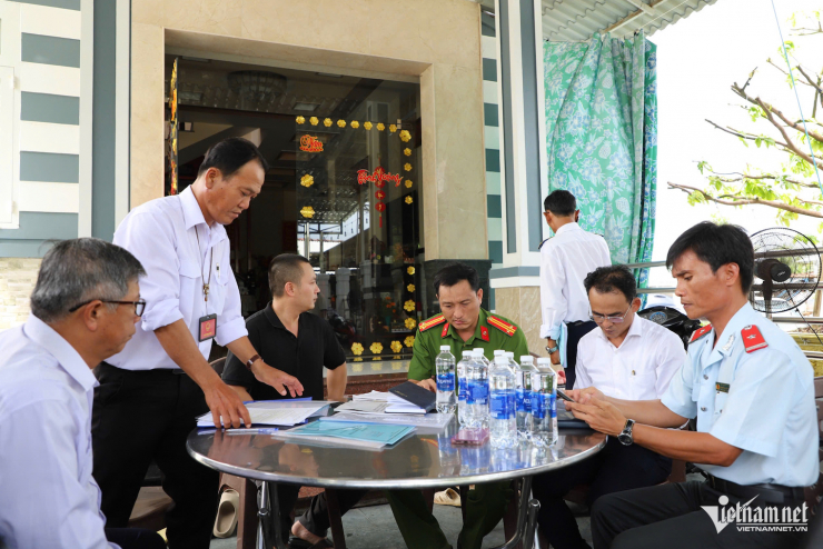 Đoàn kiểm tra liên ngành đang làm việc với chủ cơ sở giết mổ heo gia công cho C.P. Việt Nam.