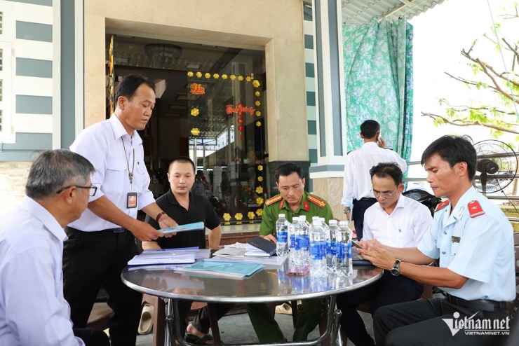 Đoàn làm việc với đại diện chủ cơ sở giết mổ. Ảnh: Trần Tuyên&nbsp;