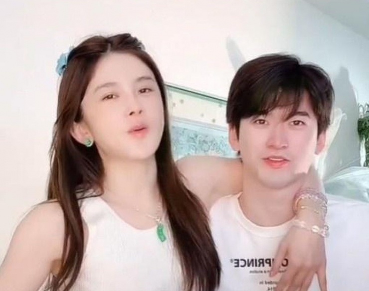 Nữ diễn viên Triệu Anh Tử và em trai.