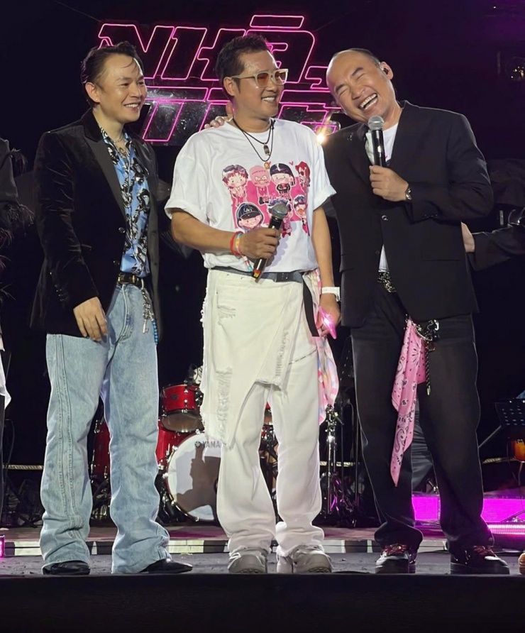 Danh thủ Hồng Sơn (giữa) đến cổ cũ các nghệ sĩ. Anh ngẫu hứng hát một đoạn ca khúc Niềm tin chiến thắng theo yêu cầu của fan.