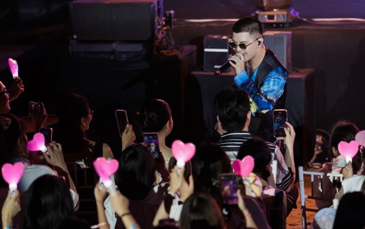 Cường Seven là khách mời của show, khuấy động sân khấu bằng màn vũ đạo hip hop trong bản Click click. Anh xuống sân khấu bắt tay từng người.