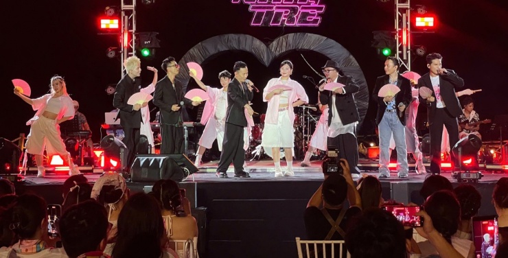 Ngoài hát chung, các ca sĩ còn có màn song ca, tam ca và solo. Binz, Quốc Thiên khiến người xem thích thú khi trình diễn bản Hồn lỡ sa vào theo phong cách nhạc điện tử.