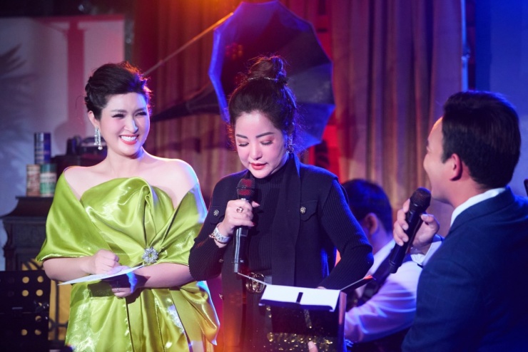 Làm mẹ đơn thân, nuôi con tự kỷ 13 tuổi chưa biết nhai, ca sĩ Nguyễn Hồng Nhung vẫn sống sung túc ở Mỹ trong biệt thự 200m2 - 1