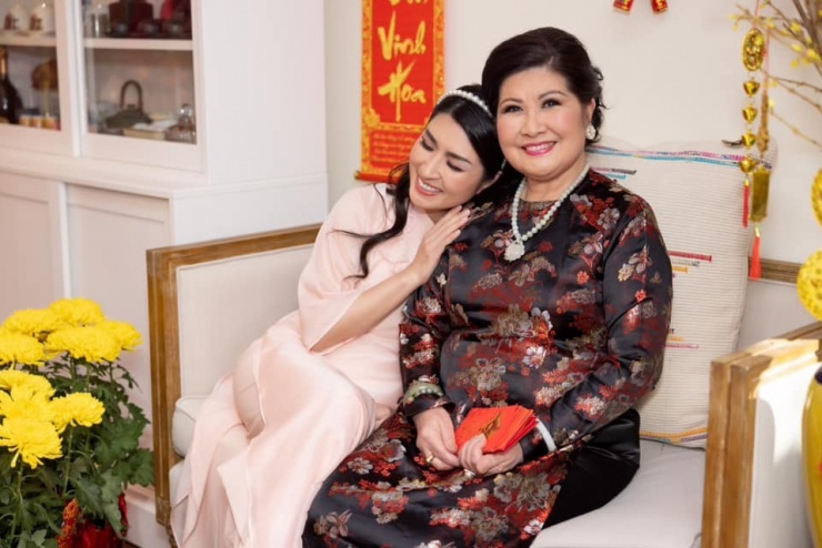 Làm mẹ đơn thân, nuôi con tự kỷ 13 tuổi chưa biết nhai, ca sĩ Nguyễn Hồng Nhung vẫn sống sung túc ở Mỹ trong biệt thự 200m2 - 2