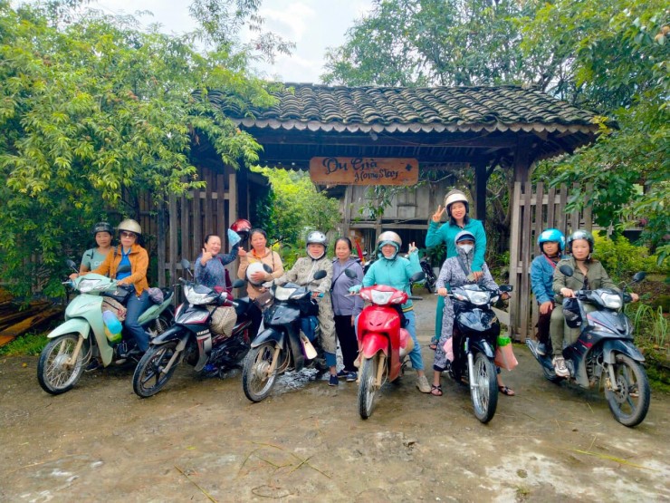 Gia đình 3 thế hệ rủ nhau đi xe máy vượt 250km tới Quảng Ninh, ngẫu hứng mà vui - 4