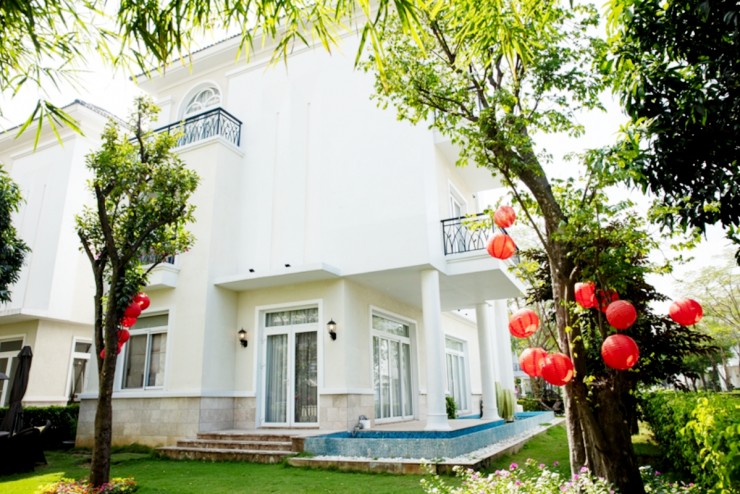 "Nữ hoàng ảnh lịch" một thời đang sống trong căn biệt thự màu trắng nằm ở Quận 9, TP.HCM.