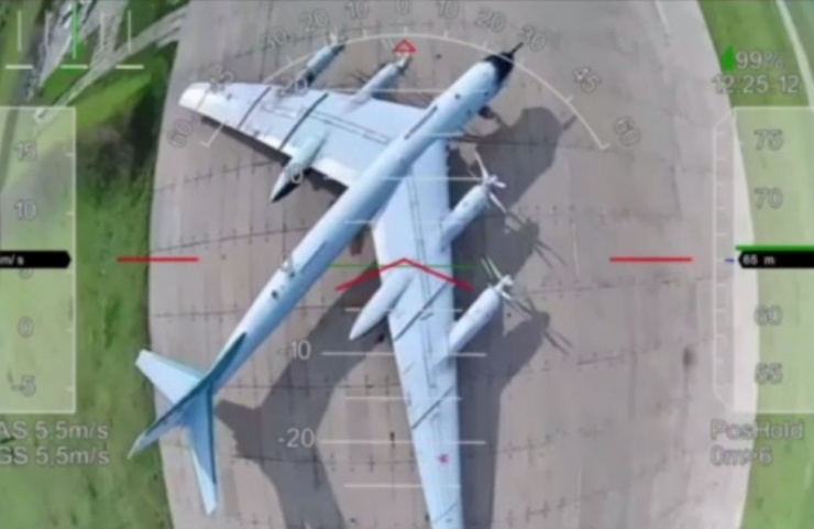 Hình ảnh máy bay Nga trong căn cứ trước khi UAV FPV của Ukraine lao xuống.