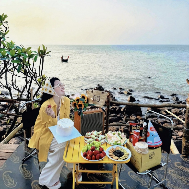Bãi biển này đang thu hút nhiều du khách trẻ. Ảnh: Phan Hoài Thu