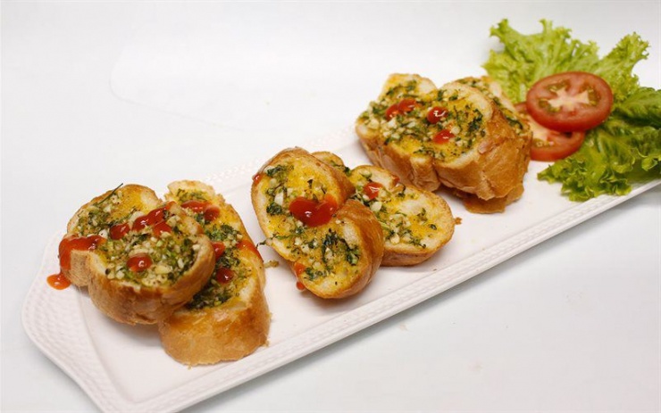 Bánh mì nướng bơ tỏi giòn rụm.