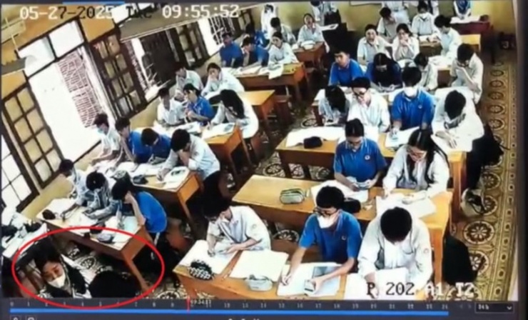 Nữ sinh lớp 12A7 Trường THPT Anhxtanh (góc khoanh đỏ) sau khi bị cô giáo tát và xúc phạm (ảnh trích xuất từ camera lớp học).