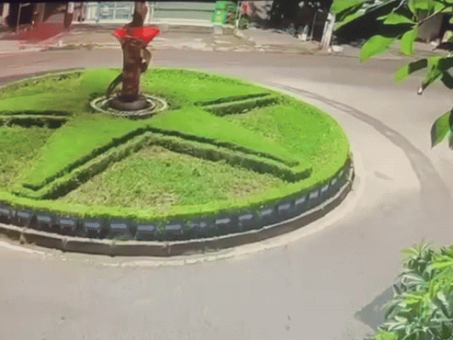 Xe máy phóng nhanh lao thẳng vào bùng binh