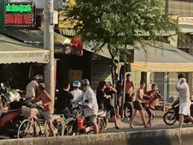 2 nhóm đánh nhau gây náo loạn trên đường ở TP.HCM