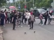 Đánh nhau náo loạn trước cổng bệnh viện, 1 người được... khiêng vào viện