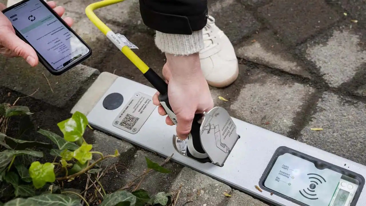 Bộ sạc xe điện Curb Charger nhỏ gọn giống ổ cắm điện tại nhà.