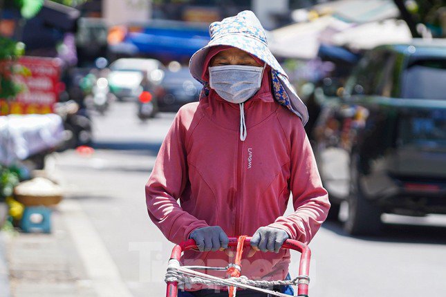 Miền Bắc tiếp tục một ngày nắng nóng gay gắt trước khi chuyển mưa dông. Ảnh: Đức Nguyễn.