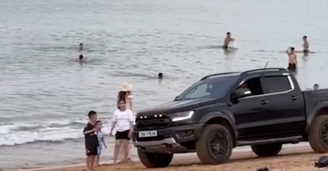 Xe bán tải chạy ngông nghênh trên bãi biển Tuy ...