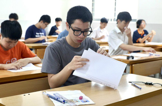 Kỳ thi tuyển sinh lớp 10 Hà Nội hằng năm có sự cạnh tranh khốc liệt để giành “tấm vé” vào trường THPT công lập. (ảnh: Trọng Tài)