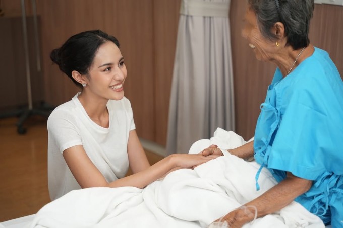 Cô búi tóc gọn gàng, mặc áo phông đơn giản trong chuyến thăm, giúp đỡ các bệnh nhân ung thư. Opal Suchata Chuangsri là người sáng lập dự án Opal For Her, hướng đến mục tiêu giáo dục, phát hiện sớm căn bệnh ung thư vú và giúp bệnh nhân tiếp cận được các phương pháp điều trị tốt nhất.