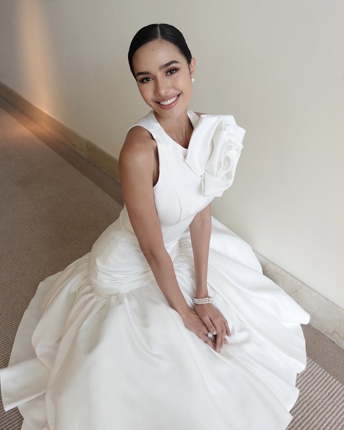 Nữ sinh ngành Luật yêu thích màu son nude và lối make-up như không, tôn nhan sắc tự nhiên tươi tắn.