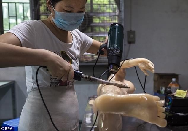 Các nhà máy sản xuất búp bê tình dục ở Trung Quốc luôn tìm cách cải tiến để khách hàng có trải nghiệm tốt nhất. Ảnh: EPA.