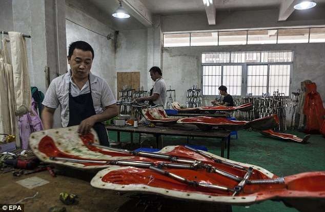 Bên trong nhà máy sản xuất búp bê người lớn AI - 1