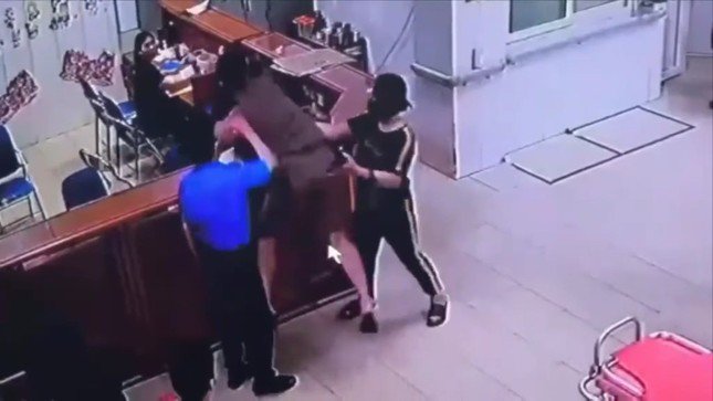 Hình ảnh người đàn ông tấn công nhân viên y tế