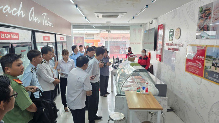 Lực lượng liên ngành của tỉnh Sóc Trăng kiểm tra cửa hàng của C.P. Việt Nam tại huyện Mỹ Xuyên vào ngày 30-5