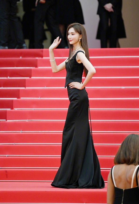 Thân hình gầy gò đến mức đáng báo động của Lâm Chí Linh trên thảm đỏ Cannes.