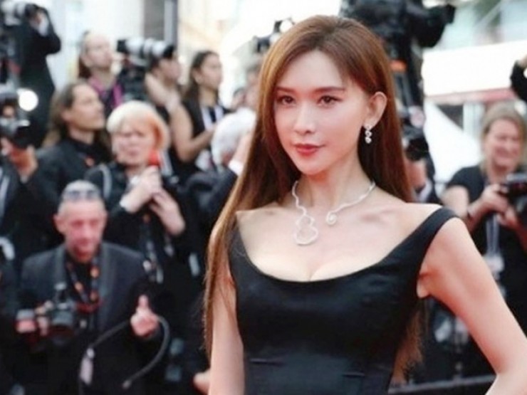 Hình ảnh gây sốc của “mỹ nhân được khao khát nhất showbiz“ nghi đổ vỡ hôn nhân?