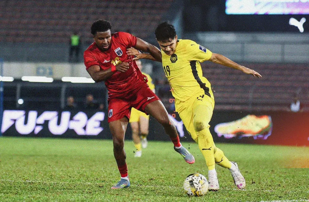 Trung vệ trẻ Ubaidullah Samsul Fazili ra mắt thuyết phục HLV Peter Cklamovski. Ảnh: NST