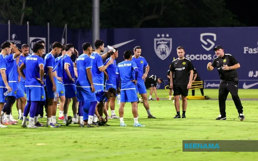 Ông thầy Cklamovski có mùa tập huấn kỹ lưỡng cho các học trò. Ảnh: BNM