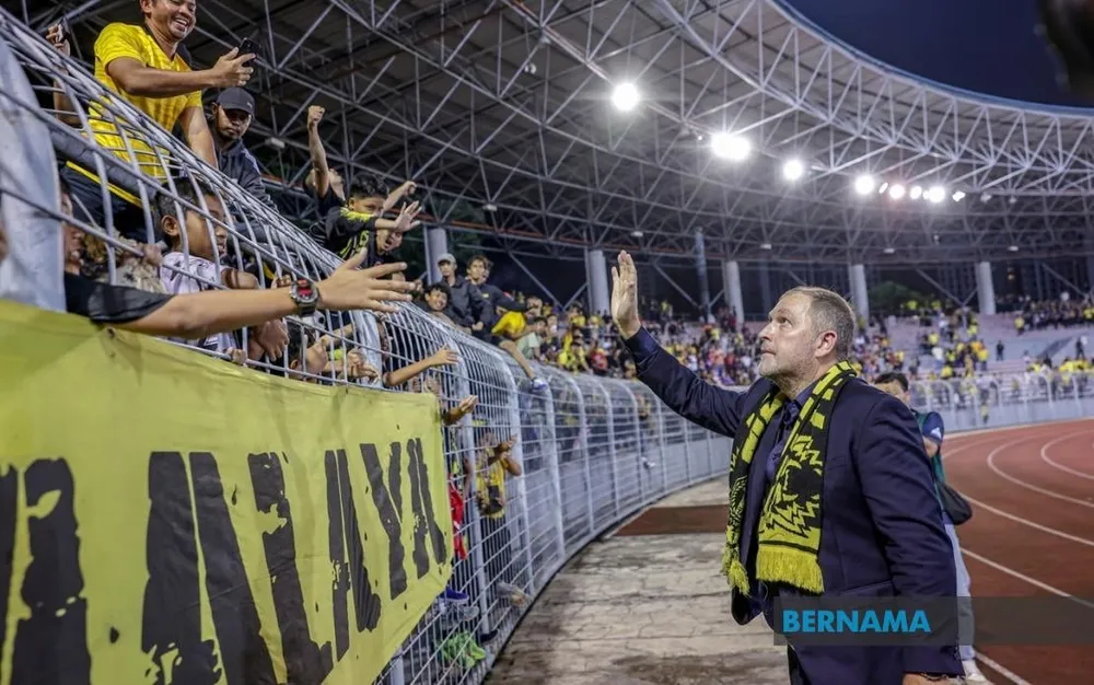 HLV người Úc mong muốn người hâm mộ tự hào về các học trò của ông. Ảnh: BNM