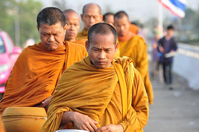 Các nhà sư Thái Lan đi khất thực lúc sáng sớm. Ảnh: Photopedia.