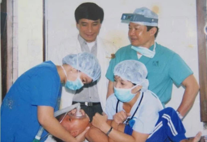 Bác sĩ Trần Thành Trai (đứng, bên phải) trong hướng dẫn 1 ca phẫu thuật. Ảnh tư liệu