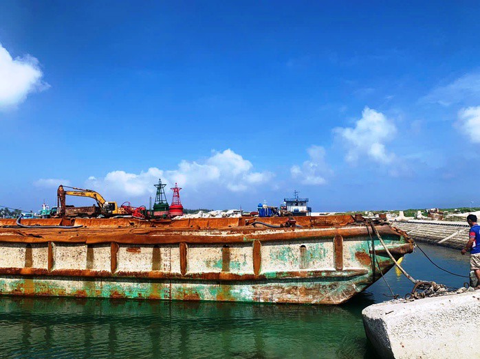Tàu kéo cùng sà lan liên quan vụ tai nạn được trục vớt