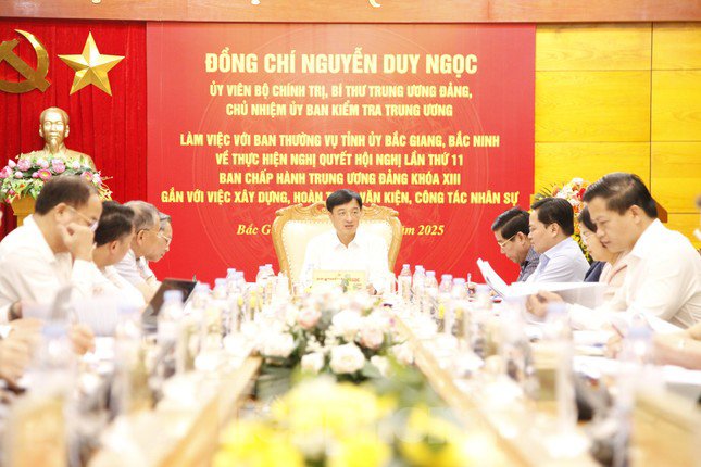 Ủy viên Bộ Chính trị, Bí thư Trung ương Đảng, Chủ nhiệm Ủy ban Kiểm tra Trung ương Nguyễn Duy Ngọc làm việc với Ban Thường vụ Tỉnh ủy Bắc Giang và Bắc Ninh, trong đó có nội dung về nhân sự. Ảnh: Nguyễn Thắng