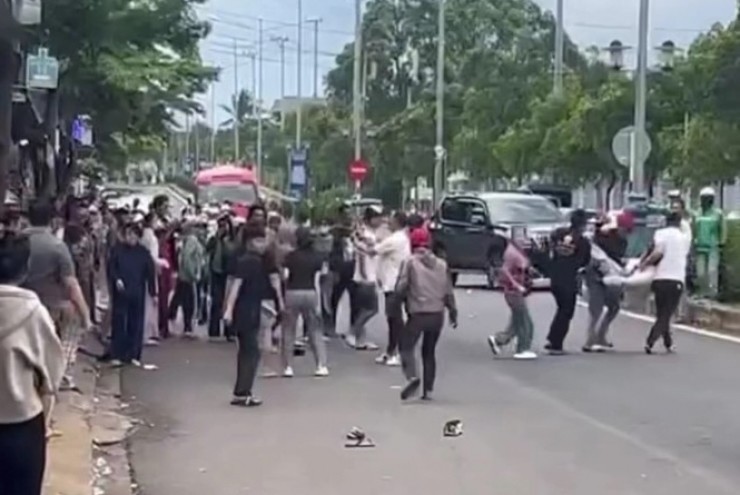 Đánh nhau náo loạn trước cổng bệnh viện, 1 người được... khiêng vào viện
