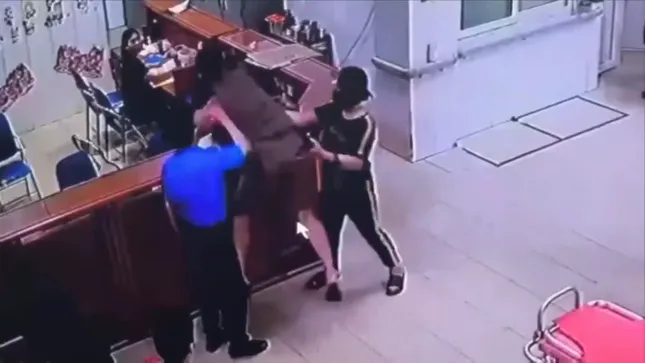 Hình ảnh người đàn ông hành hung nữ nhân viên y tế