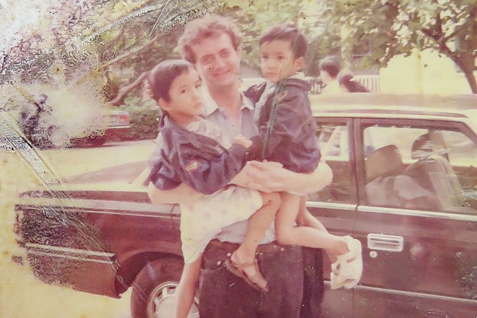 Tỷ phú Xavier Checa với Song - Pha ở làng Hòa Bình trước khi ra sân bay sang Pháp. Ảnh: Tư liệu