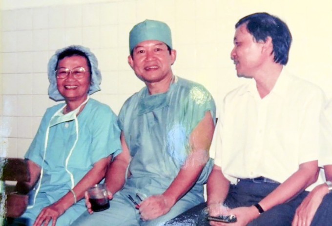 Bác sĩ Thành Trai (giữa) sau kíp mổ cặp song sinh. Ảnh: Tư liệu